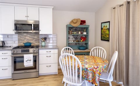 Coracao Do Mar - The spacious and cozy kitchen area