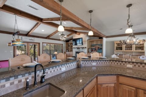 Look at those beautiful granite countertops.