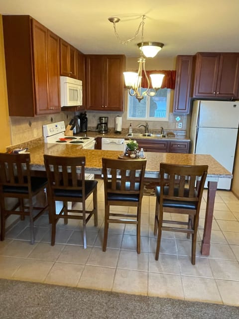 Seating for 6 around bar