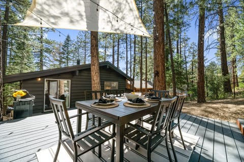 Dine al fresco, relax in the cabin's hammock, or play a game of ring toss with sasquatch in the large fenced yard. Perfect for letting your little ones and four leggegs play or just enjoying the serenity after a long day biking.