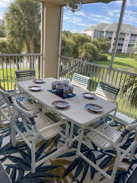 Enjoy a nice meal with your friends/family on the spacious balcony!