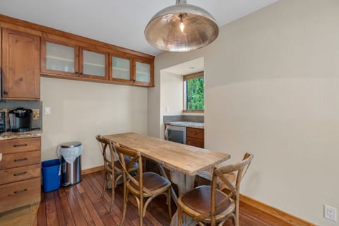 Rectangular dining table seats 5