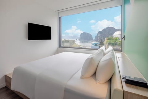 Room, 1 King Bed, Bay View | Minibar, in-room safe, desk, laptop workspace