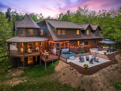 Soak in the hot tub, gather with friends, or enjoy a roasted marshmallow. The Hideaway has it all!