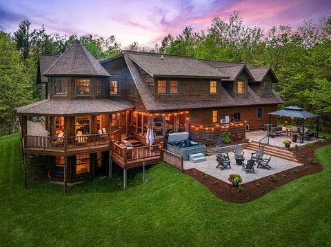 Soak in the hot tub, gather with friends, or enjoy a roasted marshmallow. The Hideaway has it all!