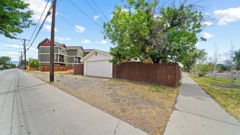 Off-street parking, 2 vehicles (tandem)