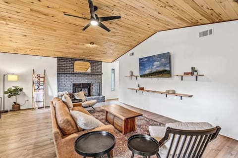 Beautiful high-vaulted ceilings and carefully selected high quality furniture with 60 inch TV