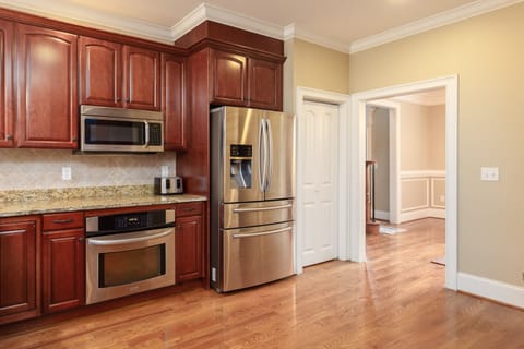 The family-sized fridge makes for storing ample groceries, snacks & beverages, as well as large pre-prepared meals! Enjoy high-end appliances.