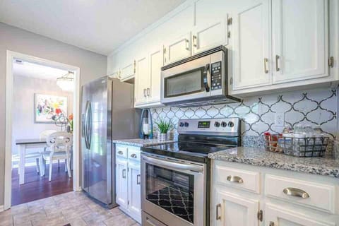 Kitchen. Microwave, dishwasher, electric stove and oven. Fully equipped kitchen.