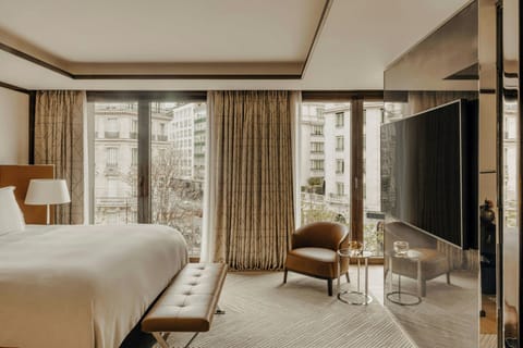 Deluxe Suite, City View | Premium bedding, minibar, in-room safe, blackout drapes