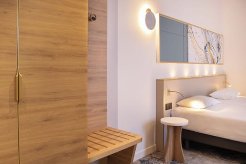 Desk, soundproofing, iron/ironing board, free WiFi