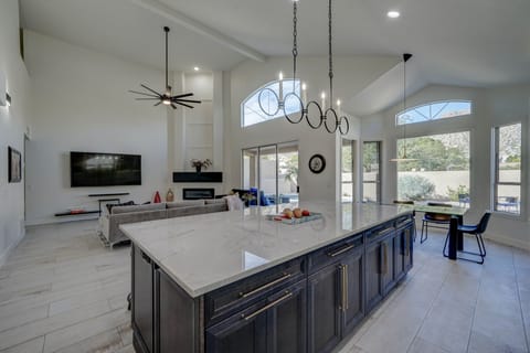 Luxurious Remodel with High ceilings 