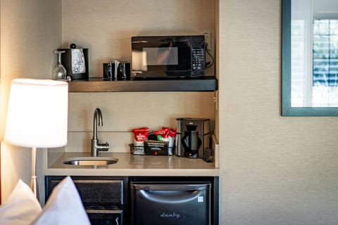 1 bedroom, hypo-allergenic bedding, desk, laptop workspace