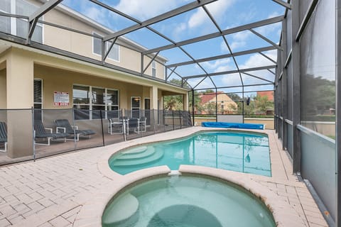 Hot Spa and awesome private pool ! You can sometimes see the Disney fireworks!