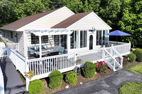 Welcome to the picturesque Bay Cottage, located just minutes to downtown Annapolis.