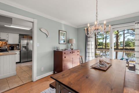 MNT1148: Sound Choice In Manteo | Mid Level Dining Area