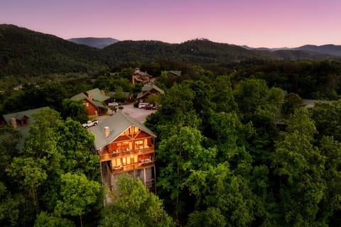 3 story cabin that sits in a beautiful resort a 10 minute drive to the Parkway.