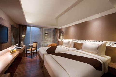 Premium bedding, minibar, in-room safe, desk