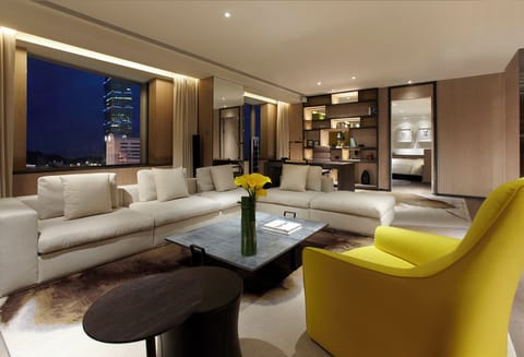 Suite, 1 King Bed (Humble House) | In-room safe, desk, blackout drapes, soundproofing