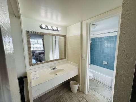 Combined shower/tub, free toiletries, hair dryer, towels