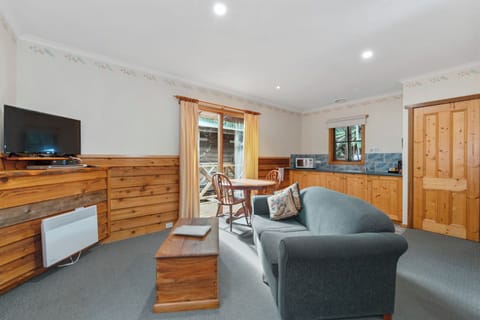 Standard Cabin, Non Smoking, Jetted Tub (Possum's Patch) | Iron/ironing board, bed sheets