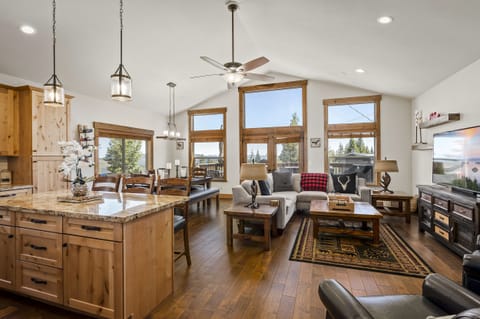 Living Room:  Mountain View Lodge