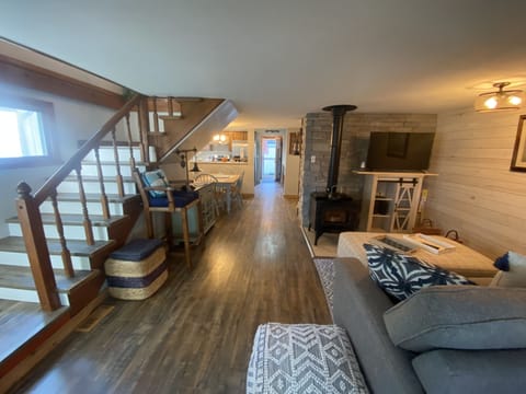 Sitting area leading to kitchen, between living/dining room. TV area.