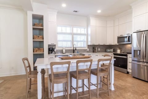 Kitchen Island w/ seating for 5
