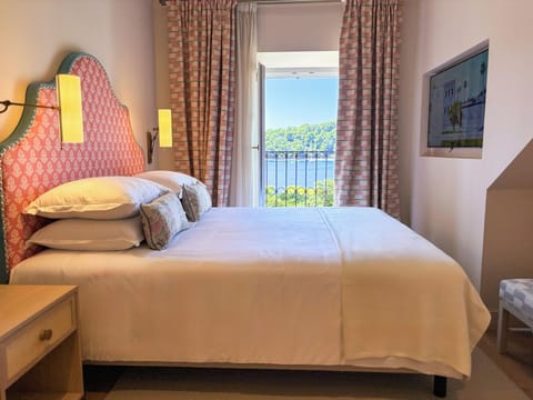 Residence Superior room | Minibar, in-room safe, individually decorated, individually furnished