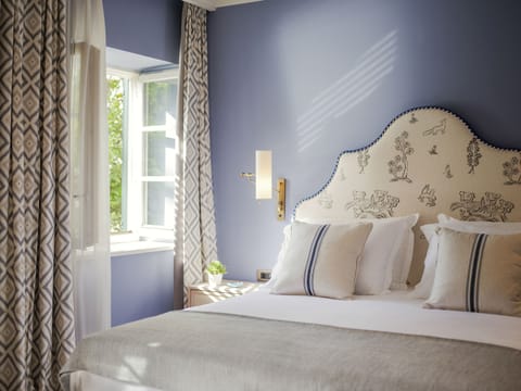 Deluxe Room | Minibar, in-room safe, individually decorated, individually furnished