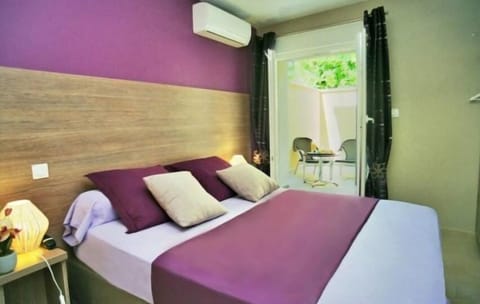 Premium bedding, desk, blackout drapes, soundproofing
