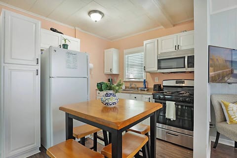 Great space for having a bite to eat or cooking a light meal.