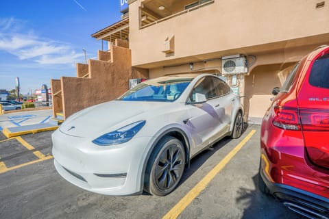 Electric vehicle charging station