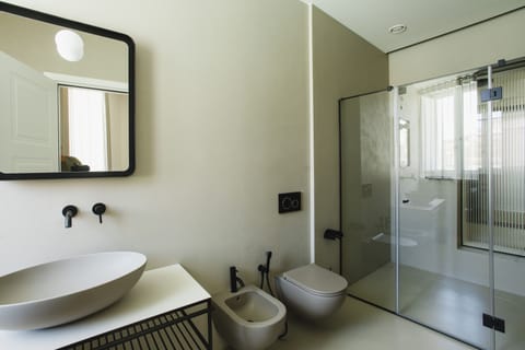 Junior Studio Suite | Bathroom | Shower, rainfall showerhead, hair dryer, slippers