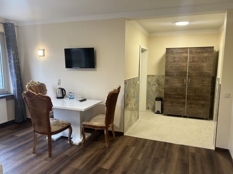 Deluxe Triple Room | Desk, blackout drapes, WiFi (free), bed sheets