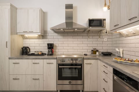 Villa | Private kitchen | Full-size fridge, microwave, oven, stovetop