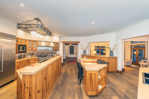 4.02-MV-Slopeside-Villa-Kitchen-1