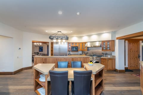 4.03-MV-Slopeside-Villa-Kitchen-2