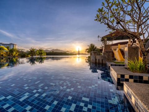 2 outdoor pools