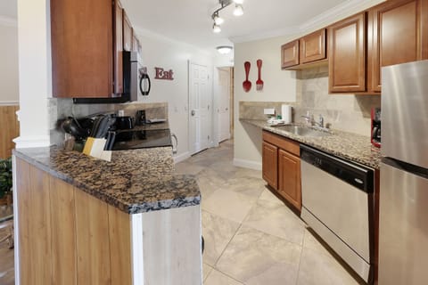 Kitchen (Fully stocked with all utensils needed for cooking))