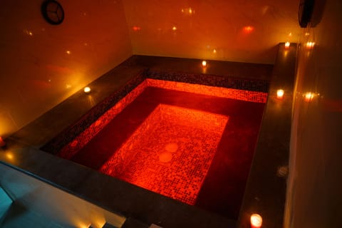 Couples treatment rooms, sauna, hot tub, steam room, hot springs