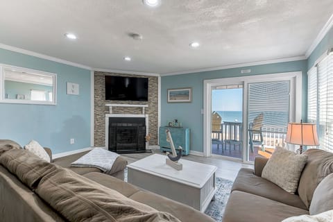 Access to deck with gorgeous views and a grill! 