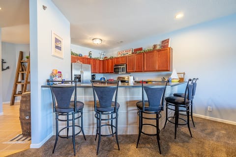 Breakfast bar and kitchen