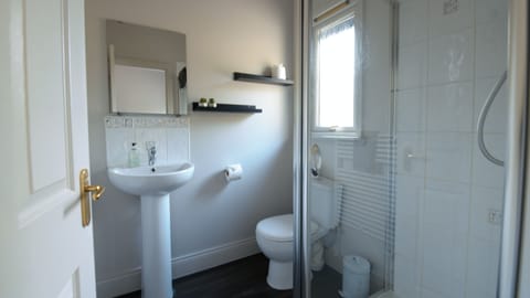 Comfort Chalet | Bathroom | Shower, towels, soap, toilet paper