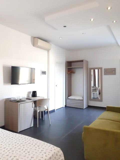 Comfort Quadruple Room | Desk, laptop workspace, blackout drapes, soundproofing