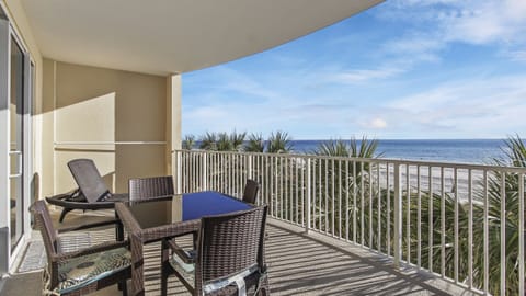 Extra large balcony on the 3rd floor. Perfect location!