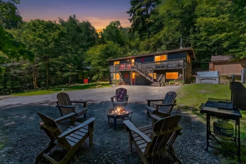 Between the Pines Cabin Retreat- Hot Tub, FirePit, Grill, Corn hole, Connect 4