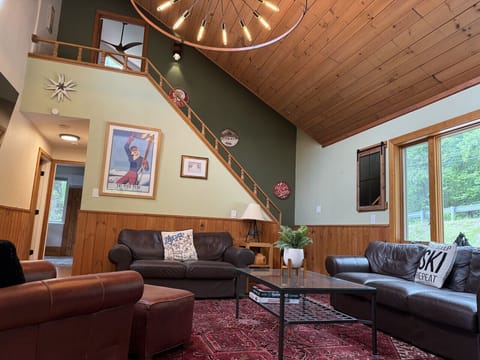 Spacious and inviting living room, ideal for gatherings.