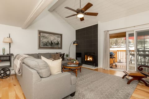 Relax in front of the fireplace with friends and family after a long day in the mountains!