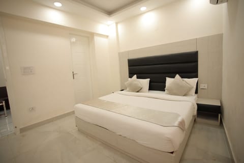 1 BHK Service Apartment | 1 bedroom, premium bedding, desk, rollaway beds